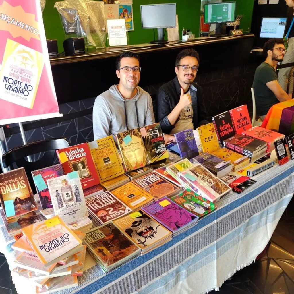 Diego Betioli em evento literário apresentando seus livros de terror